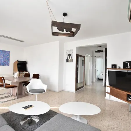 Glabur - The Cozy 2 Bdr - City, Free Parking & Wifi, Welcomes You!!! Apartment
